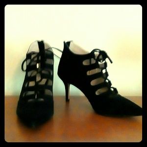 Adrienne vittadini- blk suede cut-out shoes